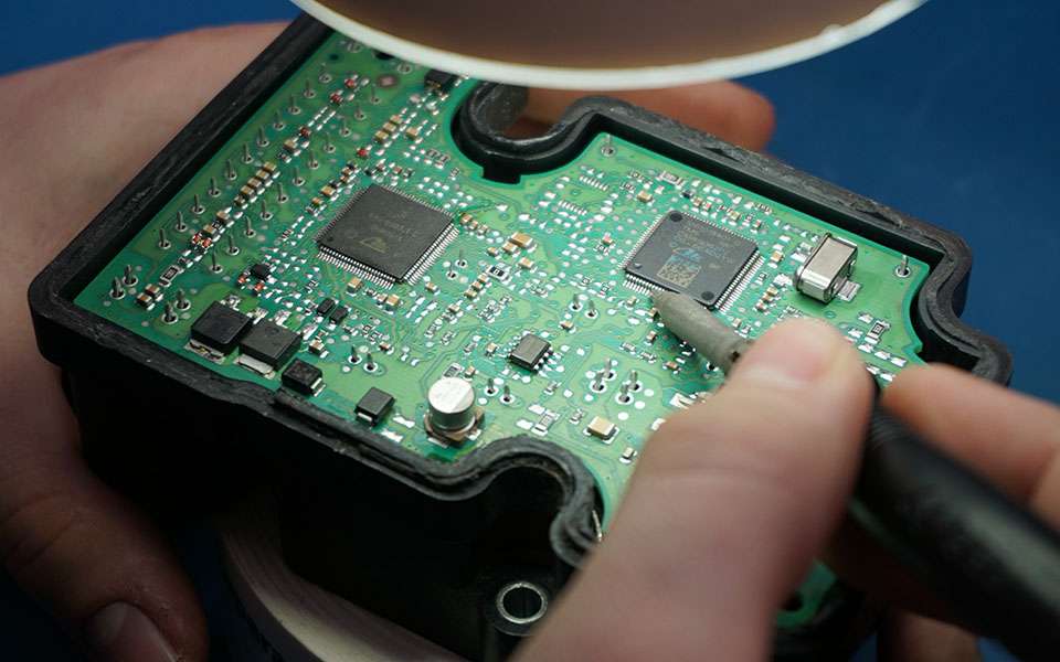 Elektronik ABS modülü üzerinde hassas onarım